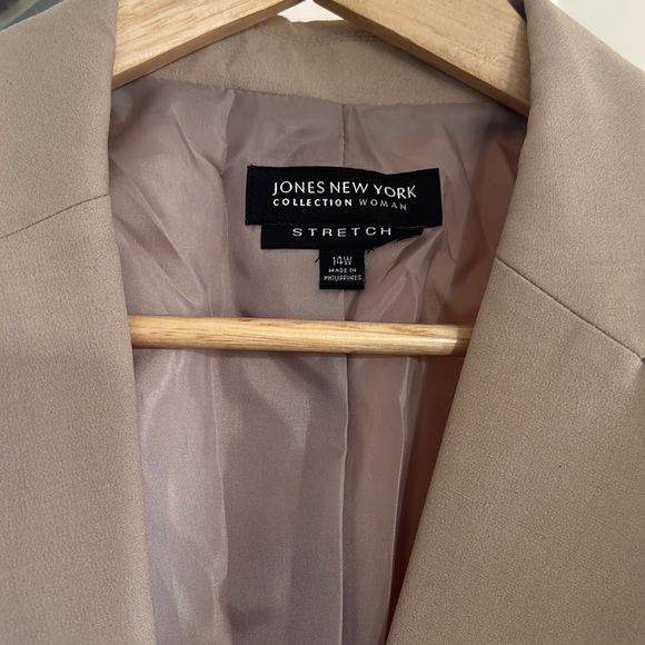 Jones New York Tan stretch blazer - size 14w - Picture 2 of 9